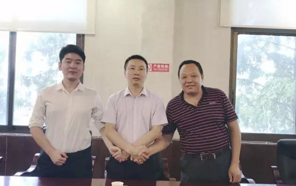 陪同金銀花種植深加工投資選址項(xiàng)目方考察湖南慈利縣，達(dá)成合作共識(shí)，三方共同簽訂投資意向協(xié)議