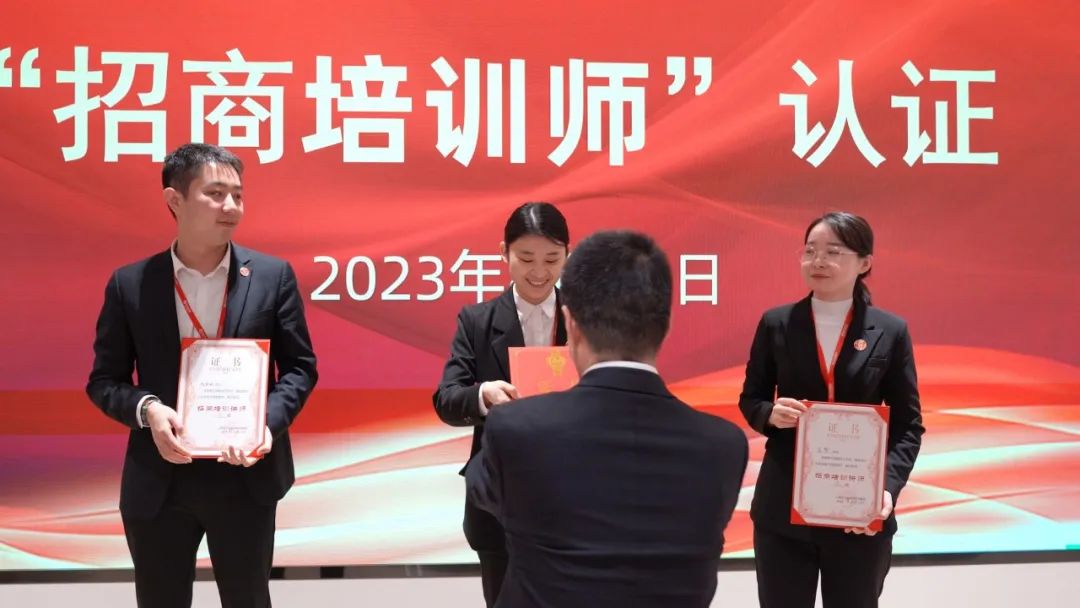 聚勢行，闖新途！東方龍商務召開一季度“開門紅”總結表彰暨“奔跑二季度”競賽總動員