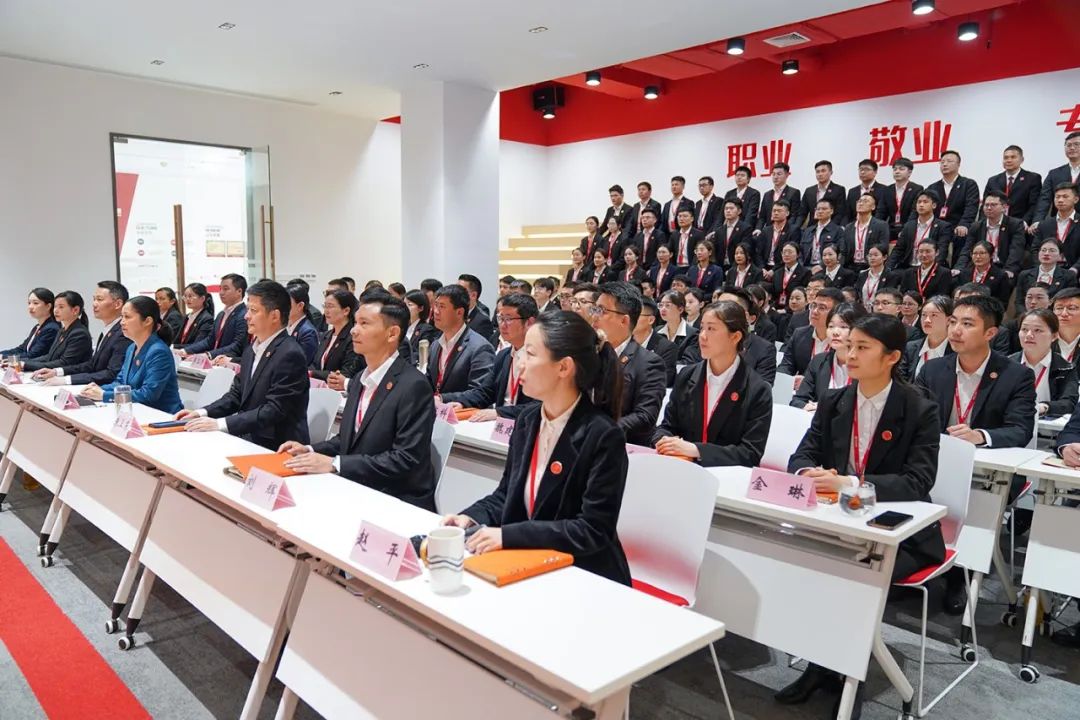 聚勢行，闖新途！東方龍商務召開一季度“開門紅”總結表彰暨“奔跑二季度”競賽總動員