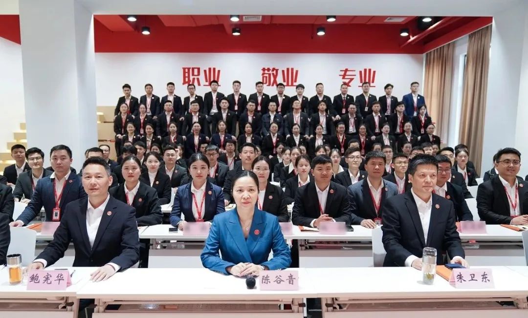 聚勢行，闖新途！東方龍商務召開一季度“開門紅”總結表彰暨“奔跑二季度”競賽總動員
