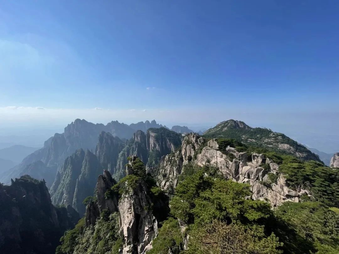 東方龍商務(wù)與春天有個約會！集團(tuán)100余人赴安徽黃山“團(tuán)建”，太嗨了！“奔跑二季度”——我們準(zhǔn)備好了！