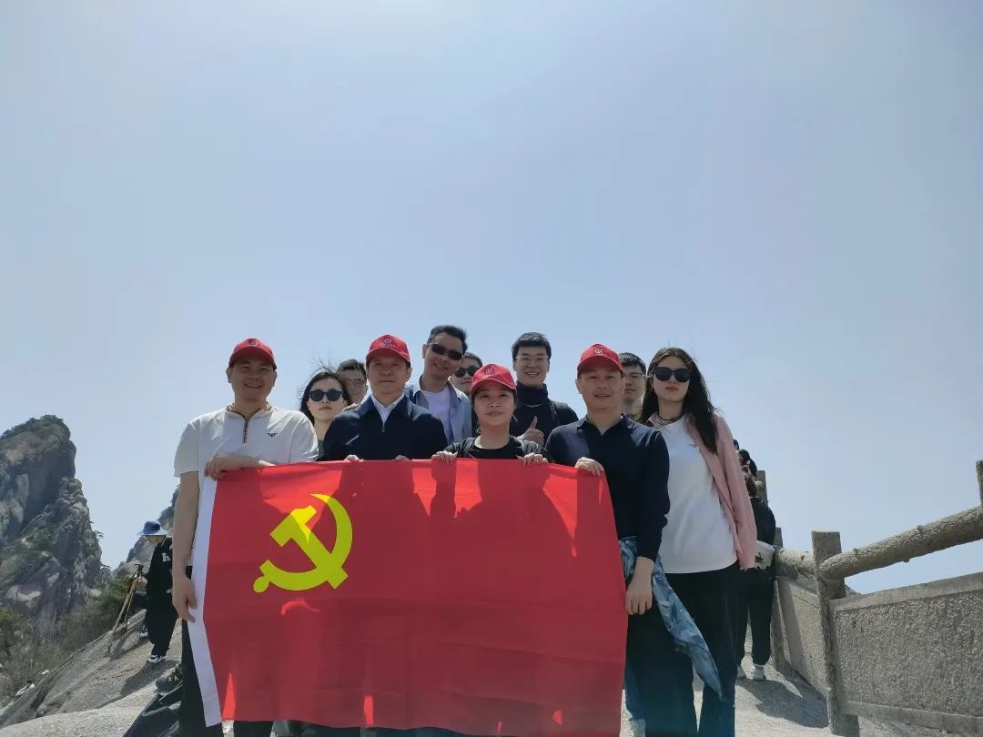 東方龍商務(wù)與春天有個約會！集團(tuán)100余人赴安徽黃山“團(tuán)建”，太嗨了！“奔跑二季度”——我們準(zhǔn)備好了！